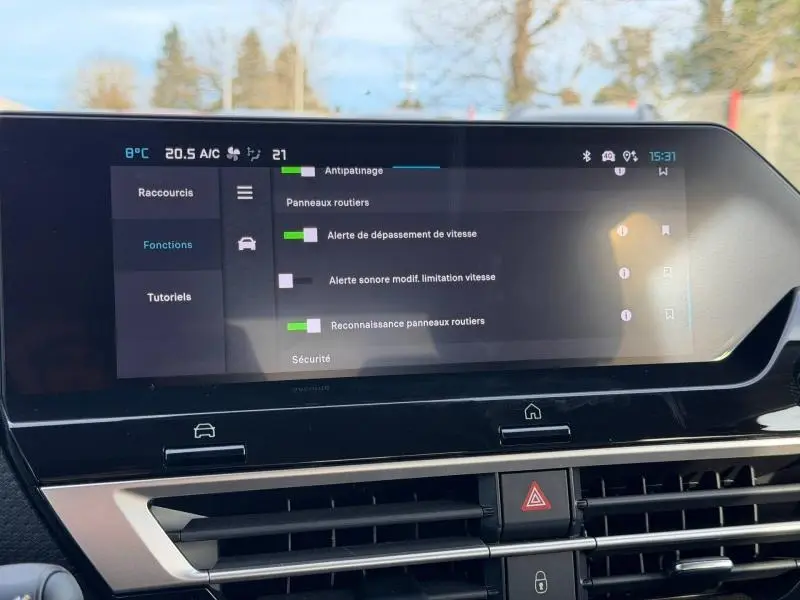 Écran tactile central du tableau de bord du Citroën C4 X 2025 affichant les options d'alerte et reconnaissance des panneaux routiers.