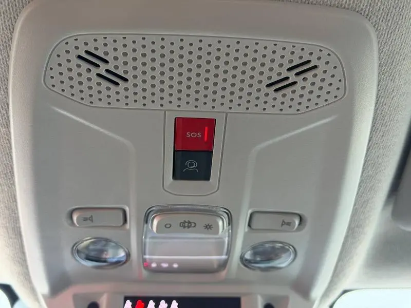 Détail du plafonnier gris clair avec bouton SOS rouge et commandes d’éclairage dans une Citroën C4 X Gris Mercury 2025.