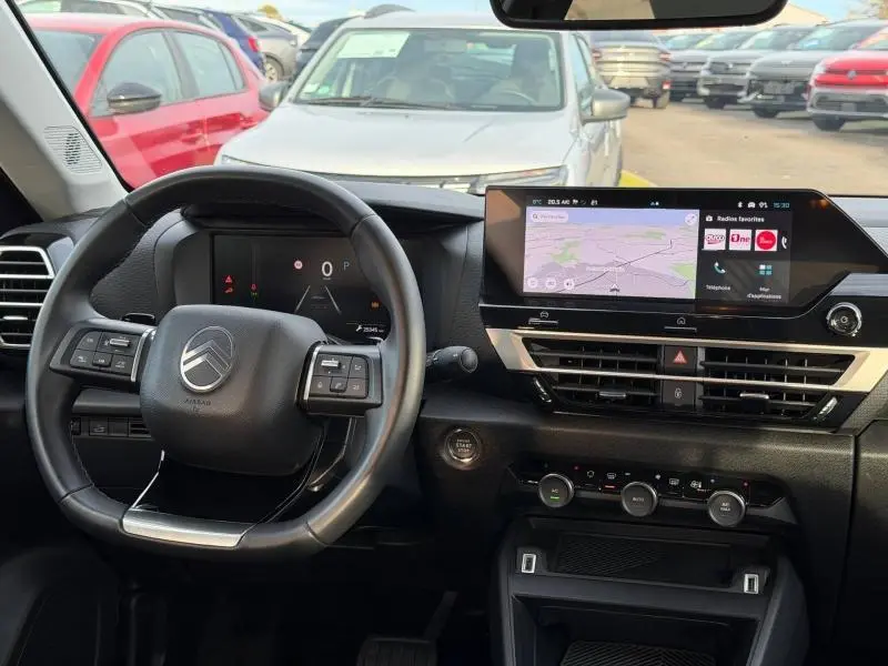 Vue intérieure du tableau de bord et volant du Citroën C4 X 2025, avec écran tactile et commandes au volant.