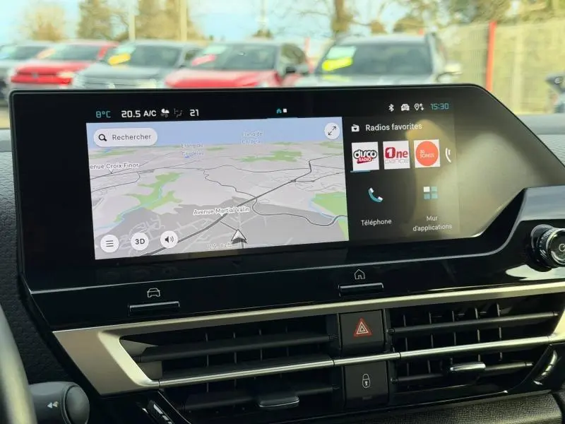 Écran tactile central du tableau de bord du Citroën C4 X 2025, affichant une carte de navigation et des options multimédia.