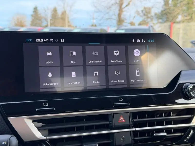 Écran tactile central du tableau de bord du Citroën C4 X 2025 avec interface multimédia et commandes climatisation visibles.