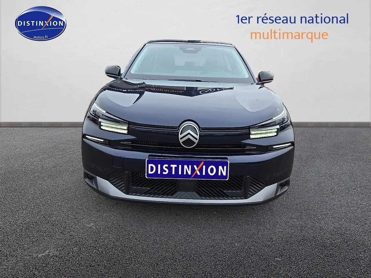 Vue de face d'une Citroën C4 1.2 hybride 136 plus en bleu eclipse avec feux LED et logo Citroën bien visible.