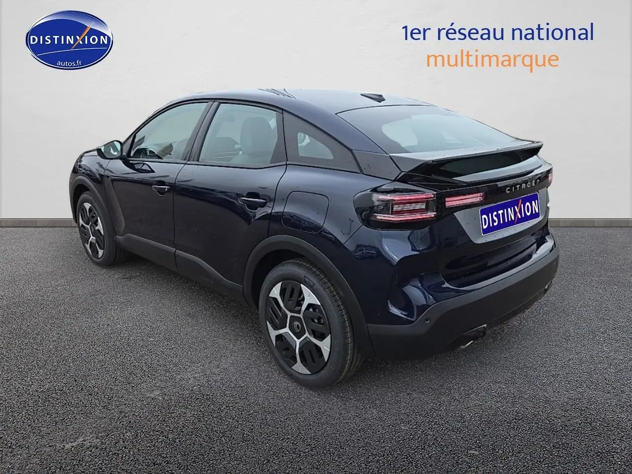 Vue 3/4 arrière droite d'une Citroën C4 bleu eclipse avec feux LED et jantes Aerotech 18 pouces.