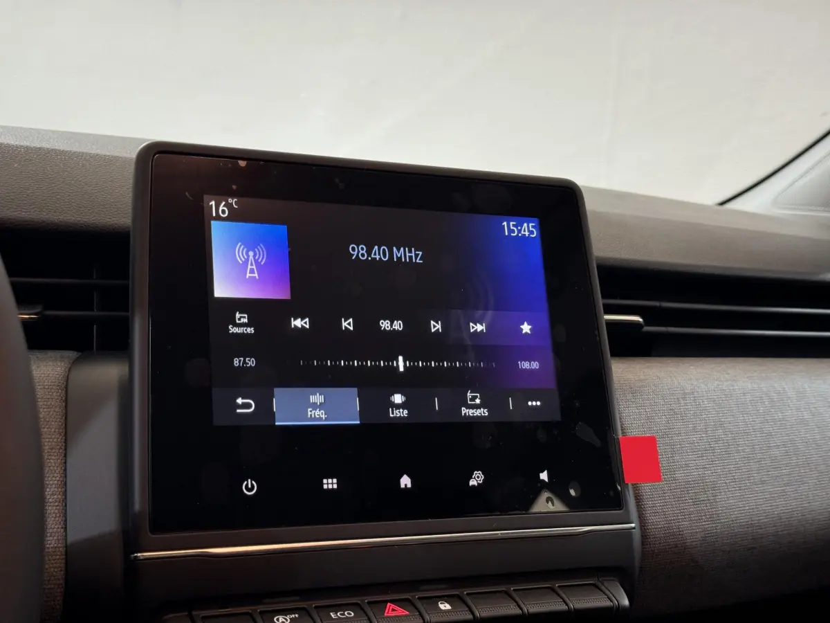 Écran tactile central de 17,8 cm affichant la radio dans l'habitacle gris clair d'une Renault Clio 2025.