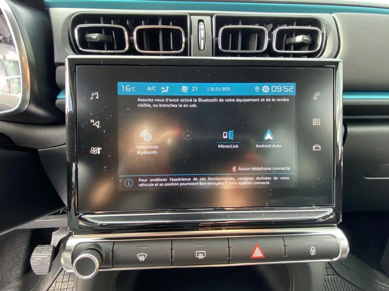 Écran tactile central de la Citroën C3 noire 2021, avec commandes climatisation et interface Bluetooth visible.