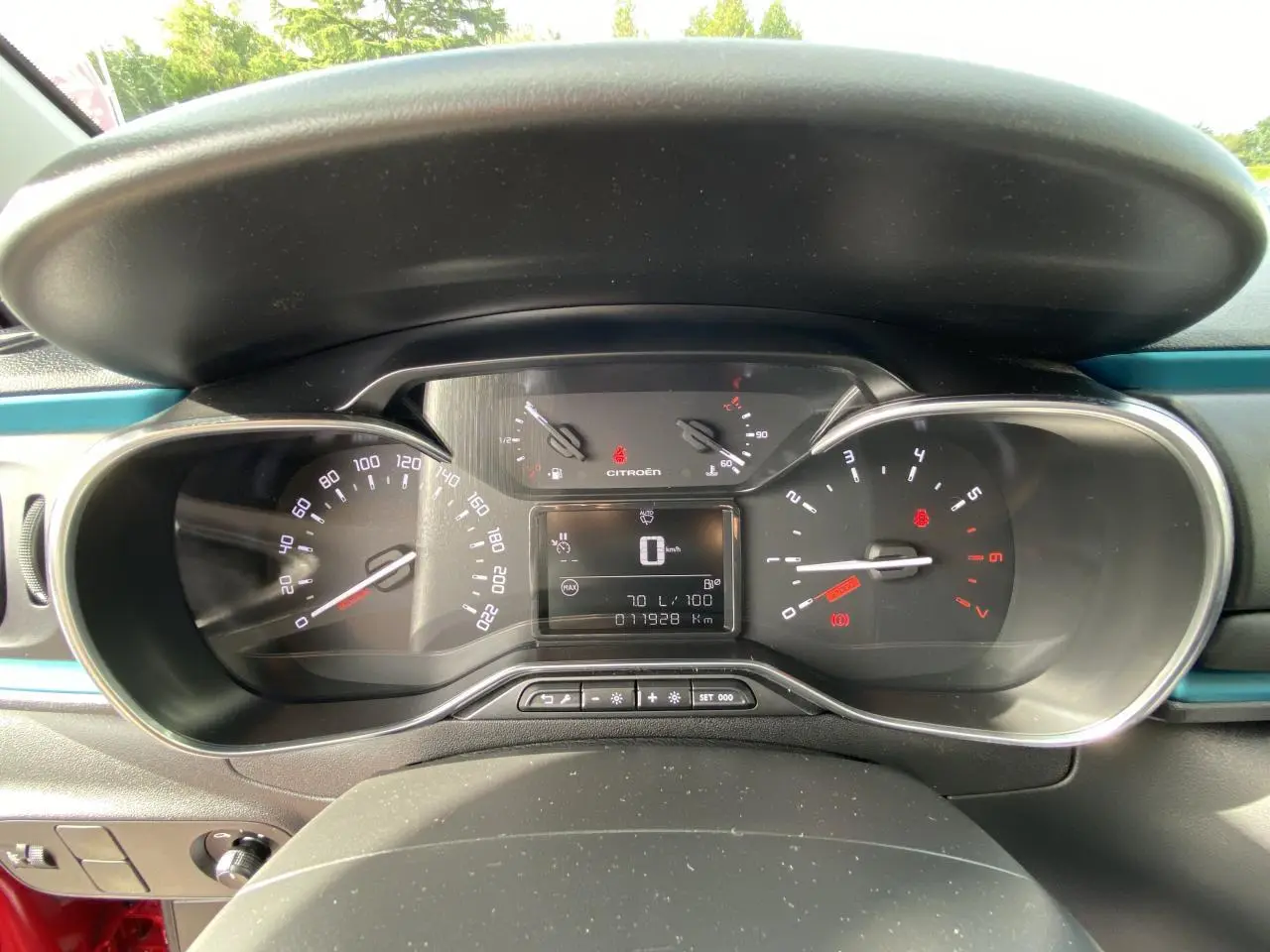 Vue rapprochée du tableau de bord de la Citroën C3 noire, affichant compteur et indicateurs numériques.