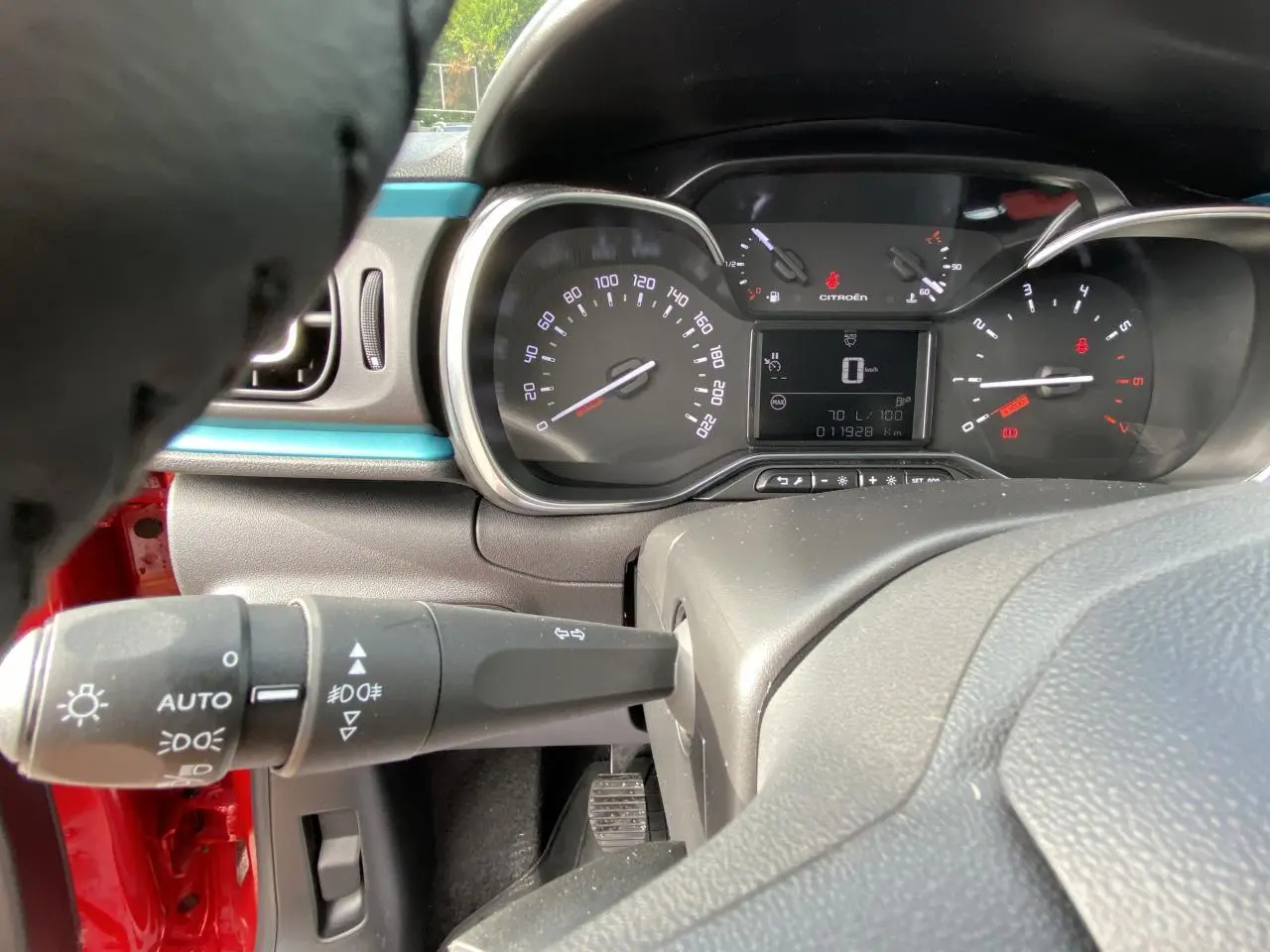 Vue rapprochée du tableau de bord et du combiné d'instruments de la Citroën C3 1.2 PureTech 2021 avec détails des commandes d'éclairage.