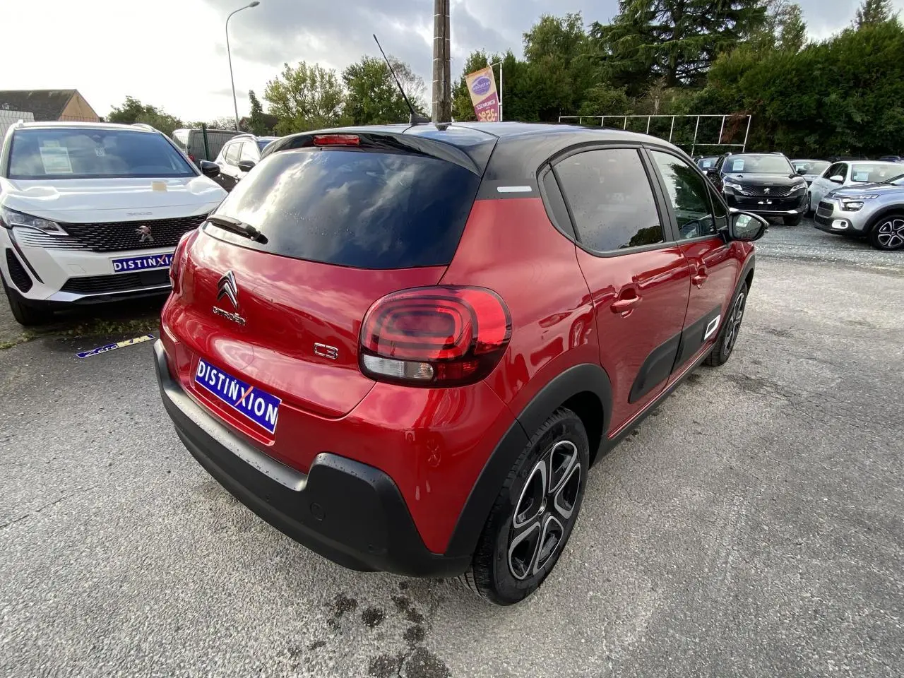 Citroën C3 2021 rouge Elixir vue 3/4 arrière droit avec toit noir et vitres surteintées.