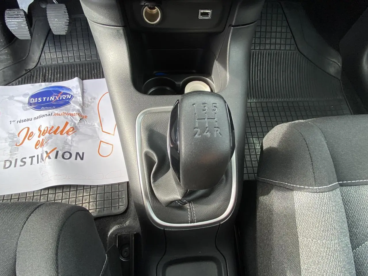 Gros plan sur le levier de vitesse manuel noir et la console centrale de la Citroën C3 1.2 PureTech Essence 2021.