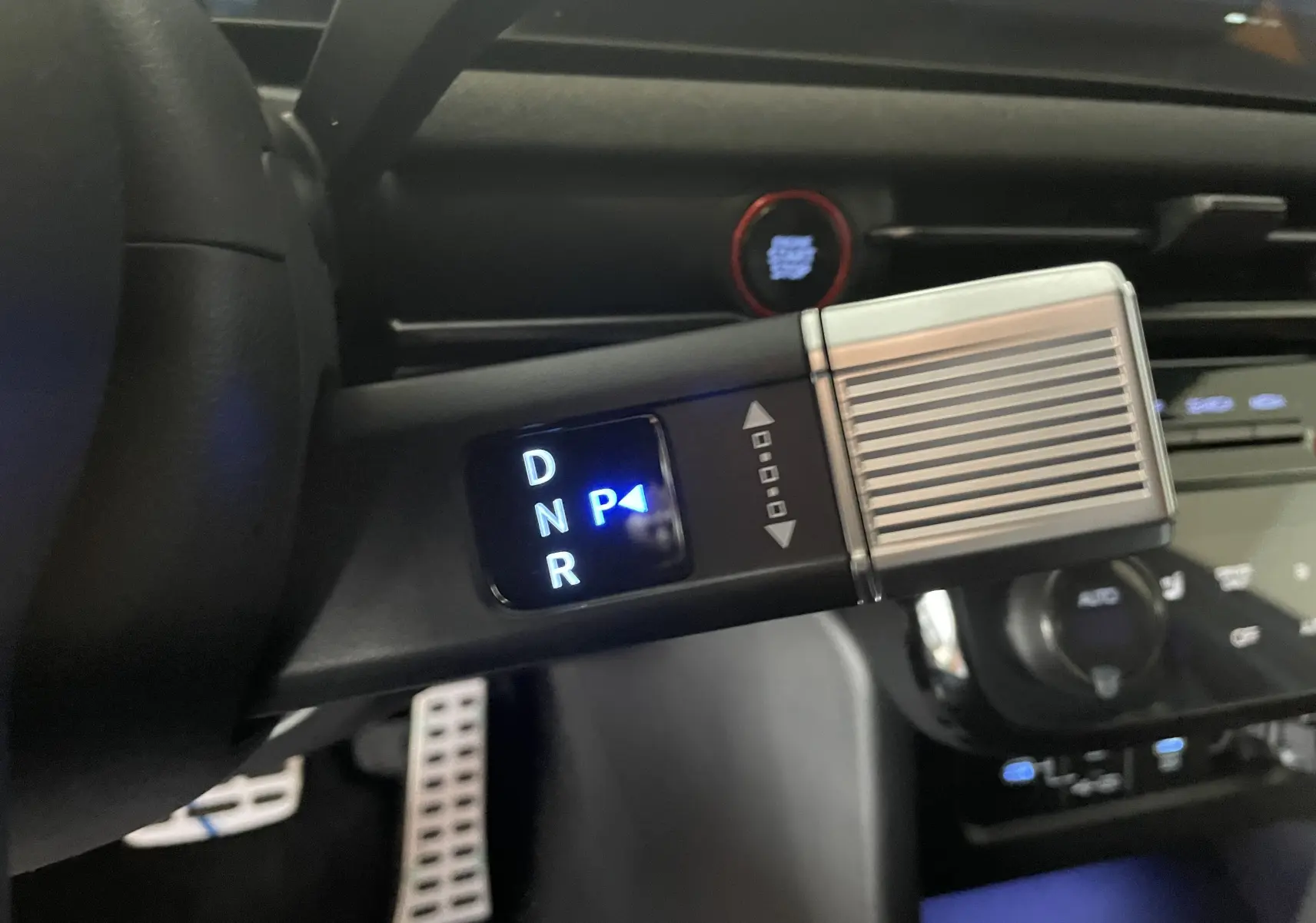 Le levier de vitesses automatique lumineux du Hyundai Tucson 2025 hybride, vu en gros plan côté conducteur.