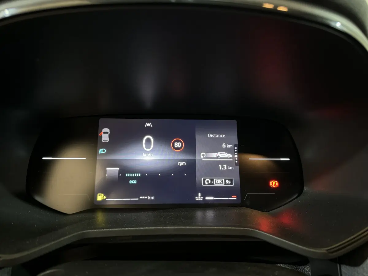 Affichage numérique du combiné d'instruments de la Renault Clio gris clair, montrant la vitesse à 0 km/h et indicateurs actifs.