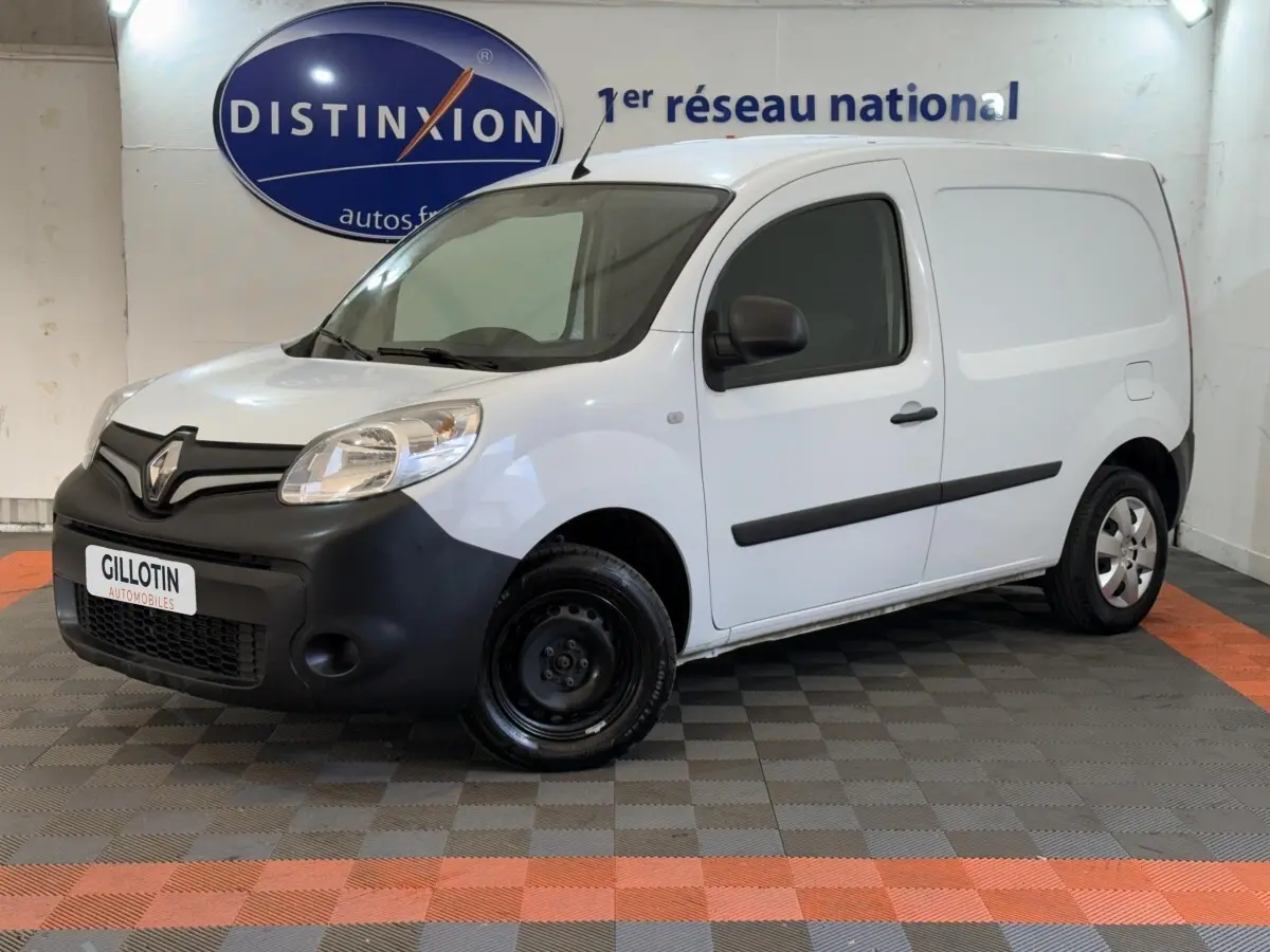 Renault Kangoo Extra R-Link blanc en 3/4 avant droit avec pare-chocs noir et jante acier avant noire.