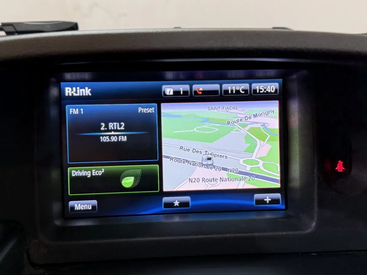 Écran tactile R-Link du tableau de bord du Renault Kangoo Extra R-Link, affichant navigation et radio.