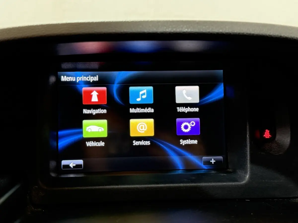 Écran tactile central du tableau de bord du Renault Kangoo blanc, affichant le menu principal du système multimédia.