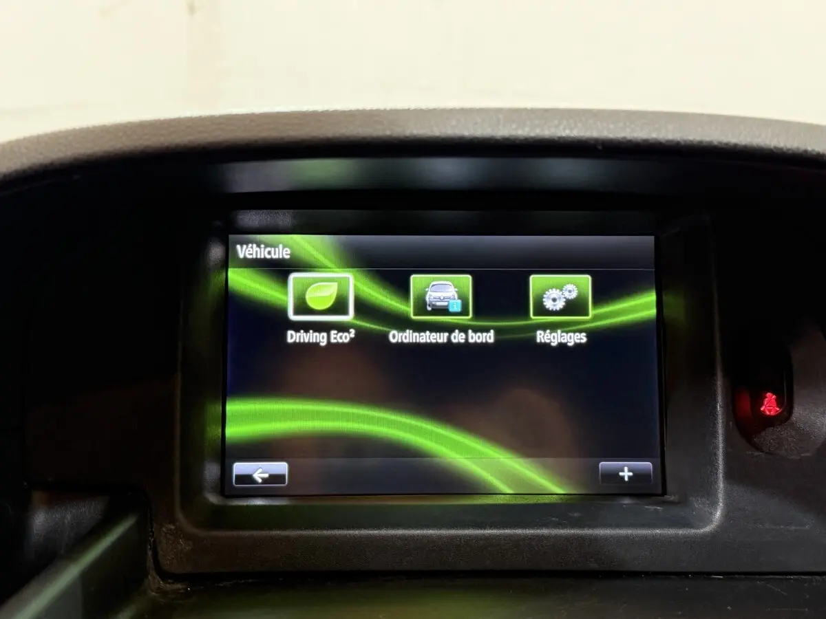 Écran tactile central du tableau de bord du Renault Kangoo blanc, affichant les options Driving Eco², ordinateur de bord et réglages.