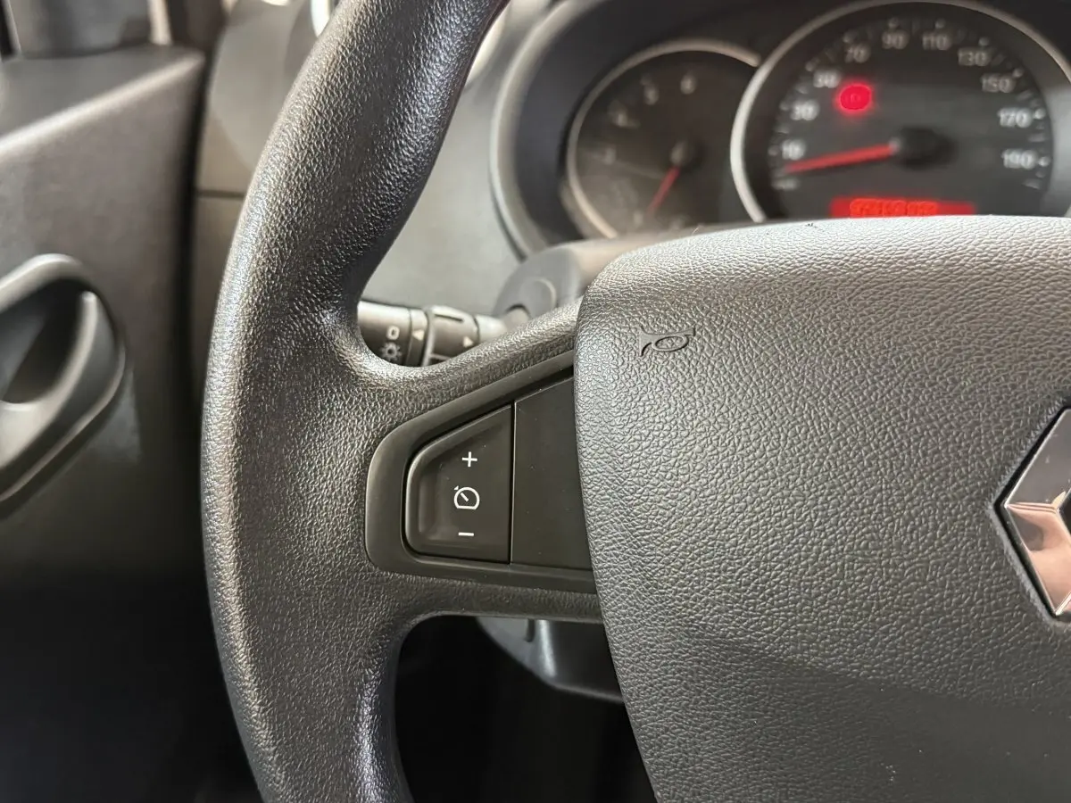 Gros plan sur le volant noir du Renault Kangoo 2021 avec commandes intégrées et partie du tableau de bord visible.