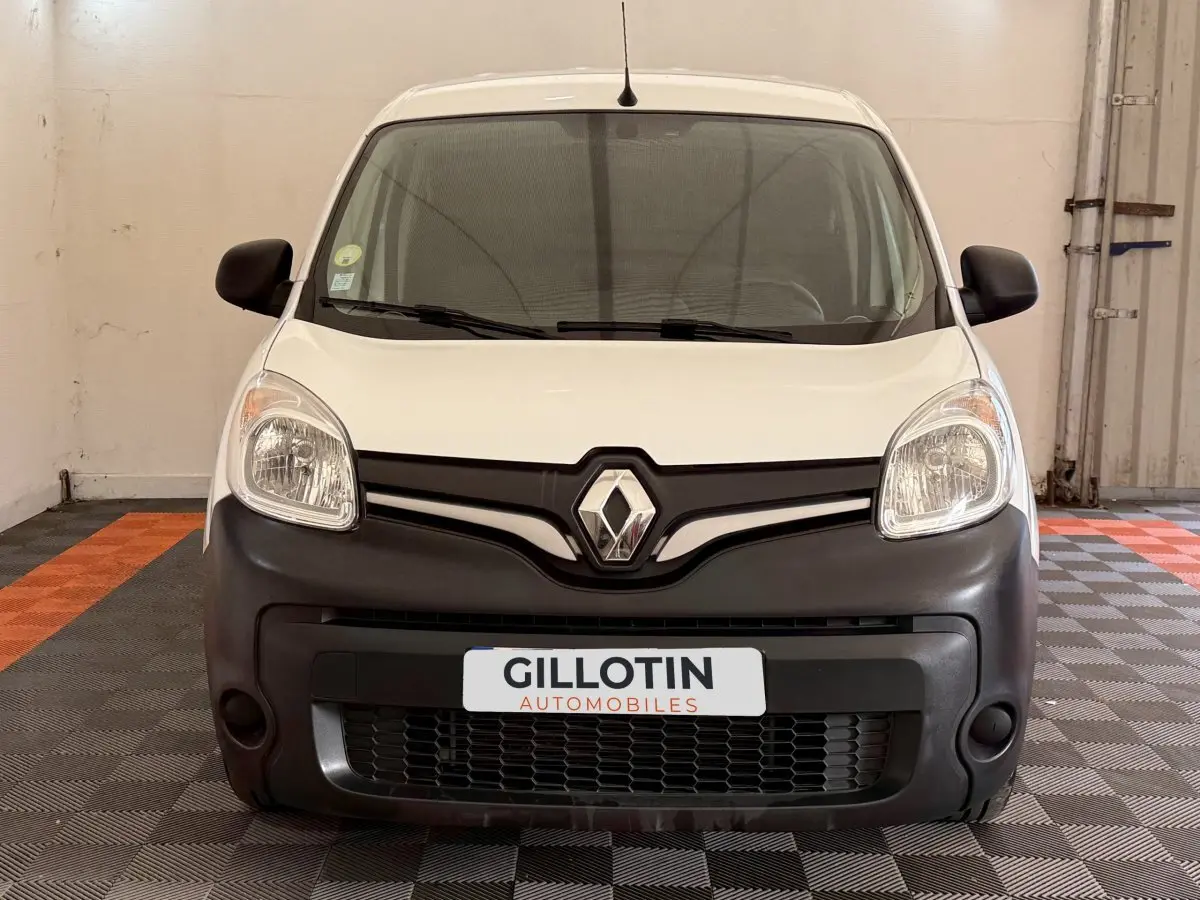 Vue frontale d’un Renault Kangoo blanc avec pare-chocs noir mat et logo Renault bien visible.