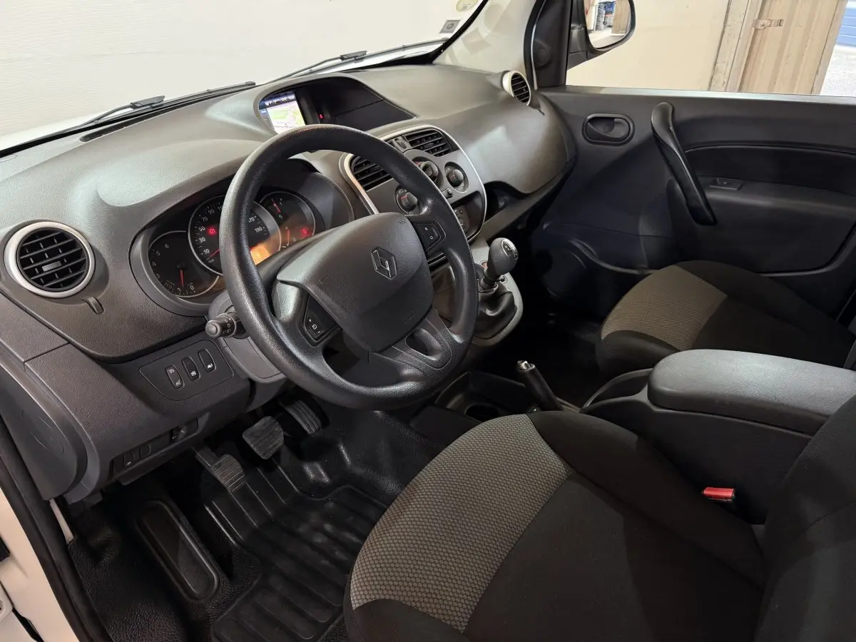 Intérieur du Renault Kangoo 2021 vu côté conducteur, tableau de bord noir avec écran tactile et volant multifonction.