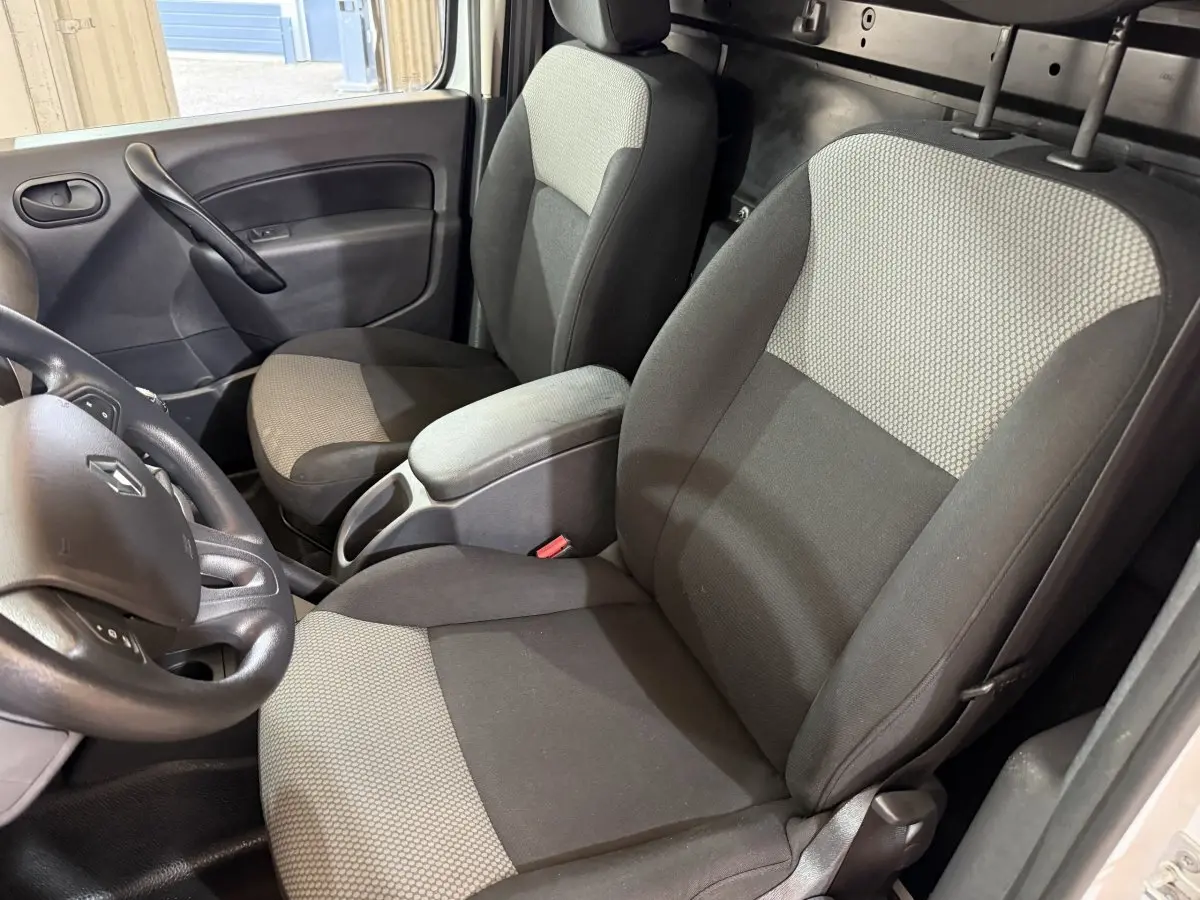 Vue intérieure côté conducteur du Renault Kangoo Extra R-Link 2021, sièges tissu bicolore gris et noir.