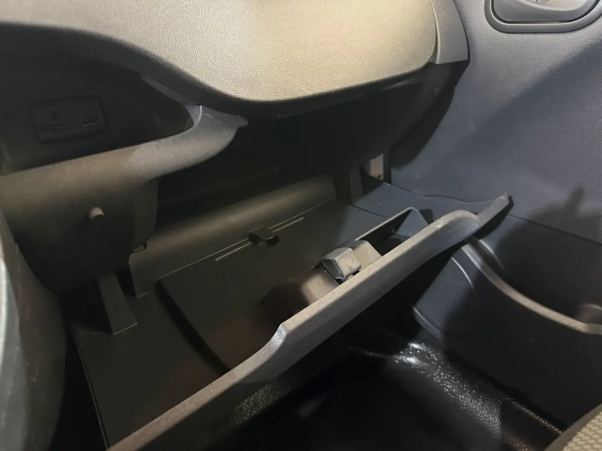 Gant de rangement ouvert côté passager intérieur noir du Renault Kangoo Extra R-Link 2021.