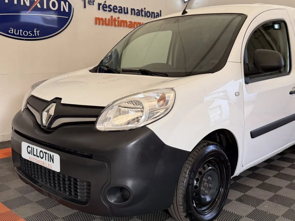 Vue 3/4 avant droit du Renault Kangoo blanc avec pare-chocs noir mat et jantes acier noires.