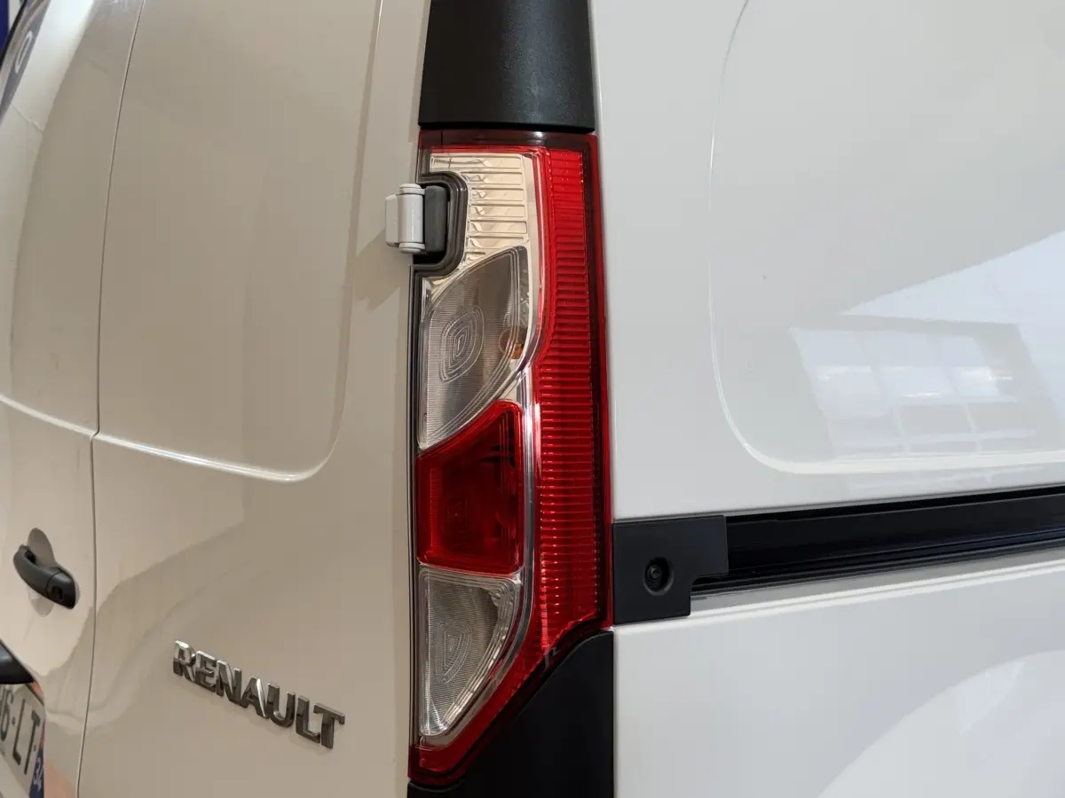Détail du feu arrière droit blanc du Renault Kangoo Extra R-Link 2021 avec logo Renault sur la porte arrière.