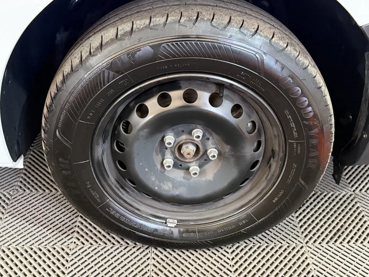 Gros plan sur la roue de secours en jante acier noire du Renault Kangoo blanc 2021, vue côté droit.