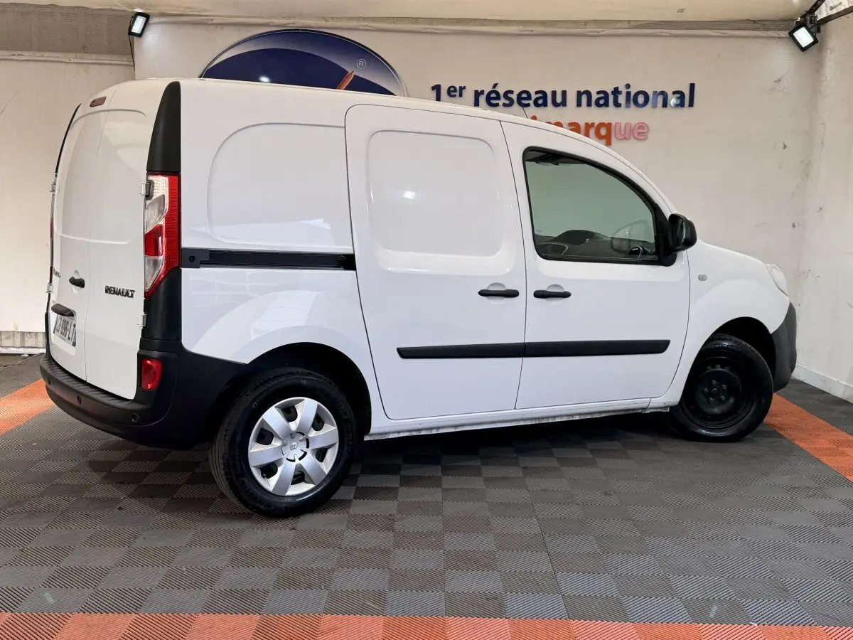 Vue de profil droit d’un Renault Kangoo blanc Extra R-Link 2021 avec jante alliage à l’arrière et roue acier à l’avant.