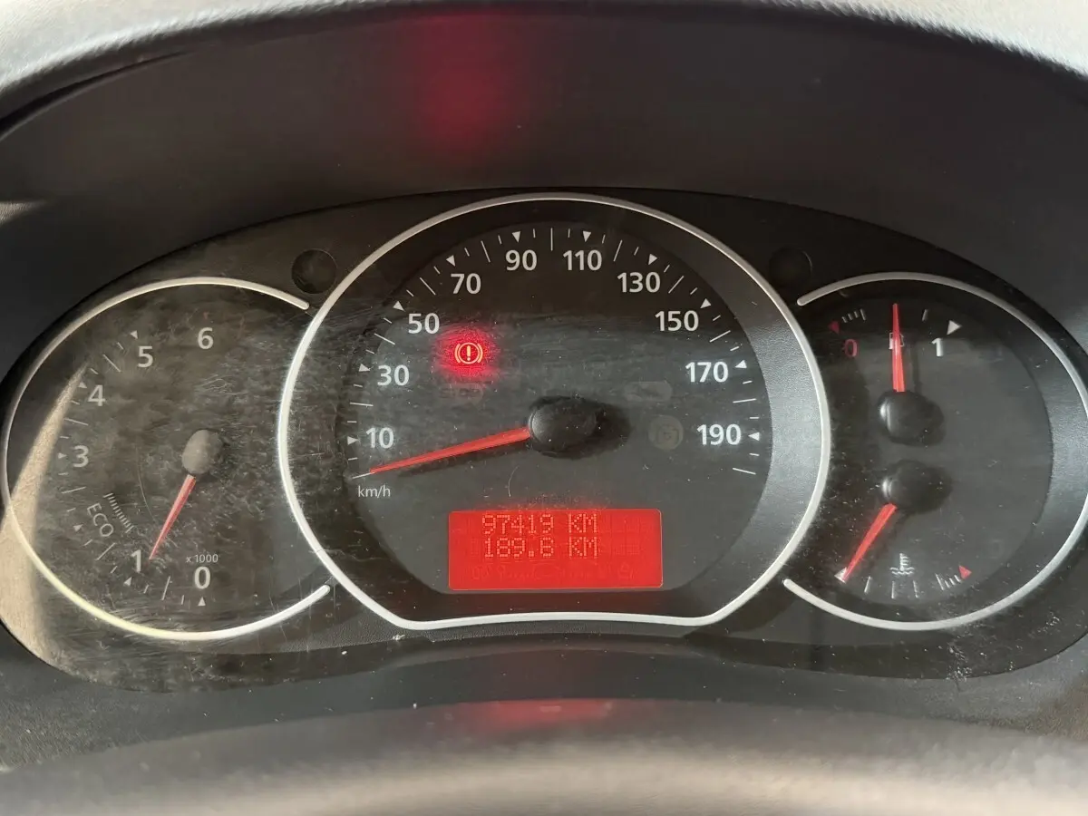 Vue rapprochée du tableau de bord du Renault Kangoo blanc, affichant le compteur de vitesse et le kilométrage.