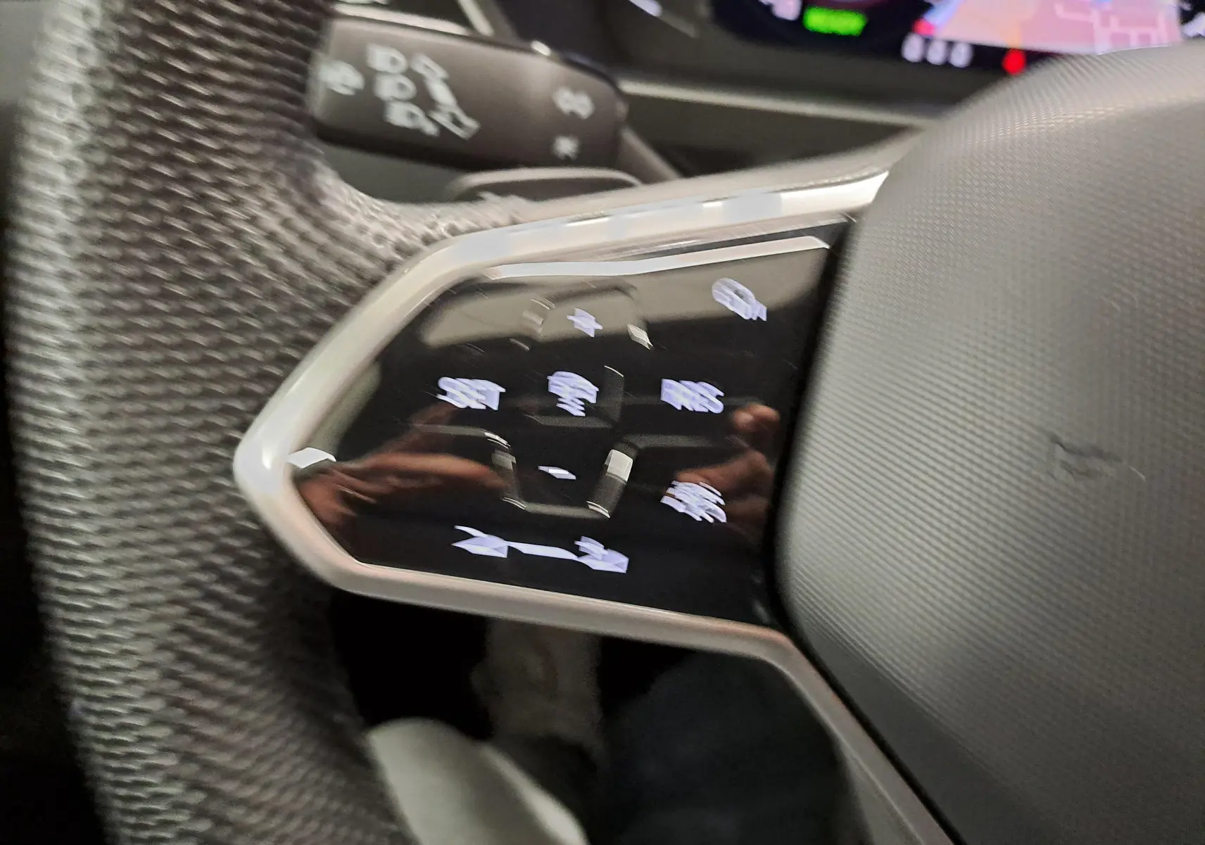 Gros plan sur les commandes tactiles du volant du Volkswagen Tiguan noir intense nacré, version R-Line Exclusive 2023.