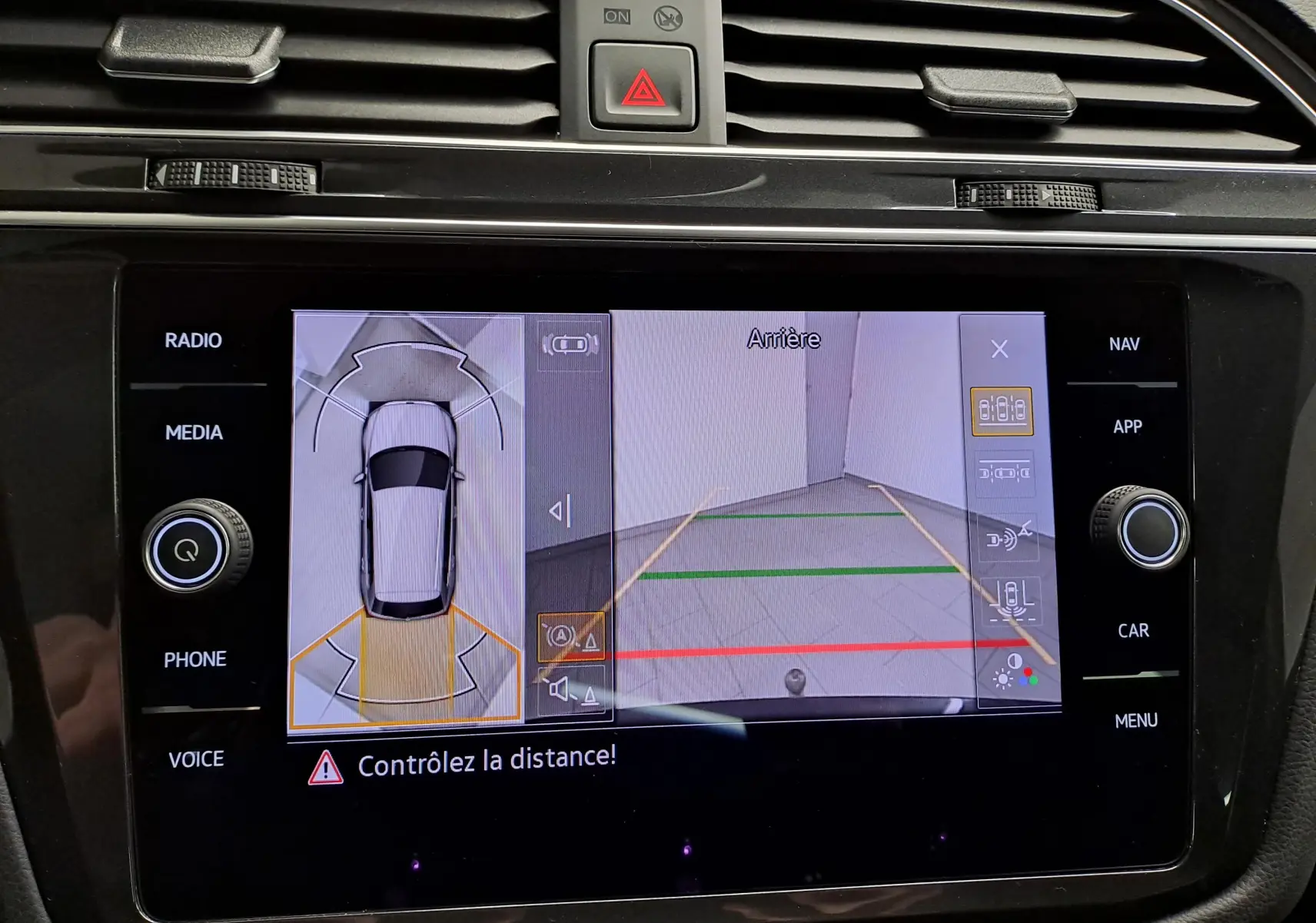 Écran multimédia du Volkswagen Tiguan 2023 montrant la caméra de recul et l'affichage 360° intérieur.