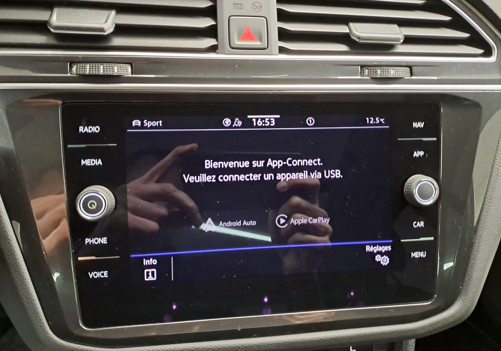 Écran tactile central du Volkswagen Tiguan 2023 affichant l'interface App-Connect avec options Android Auto et Apple CarPlay.