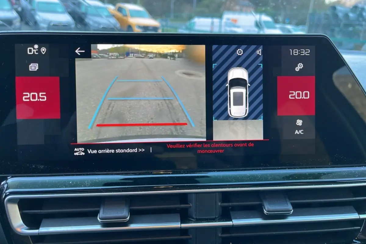 Écran intérieur du Citroën C5 Aircross Hybrid blanc montrant la caméra de recul et l'affichage de la climatisation.