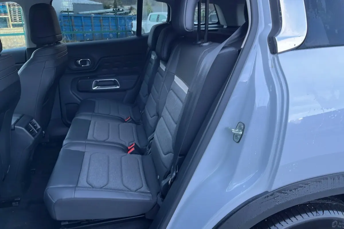 Vue intérieure côté gauche des sièges arrière individuels gris foncé du Citroën C5 Aircross Hybrid 145 blanc okénite.