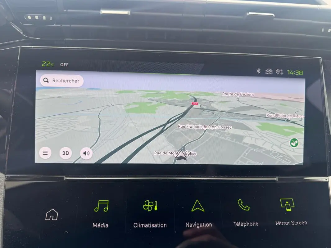 Écran tactile central du Peugeot 308 Hybrid 145 gris montrant la navigation GPS avec options multimédia et climatisation.