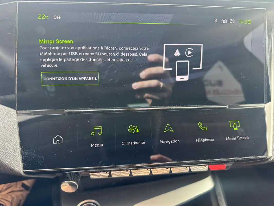 Écran tactile central du Peugeot 308 Hybrid 145 Allure 2025 avec interface Mirror Screen et commandes multimédia.