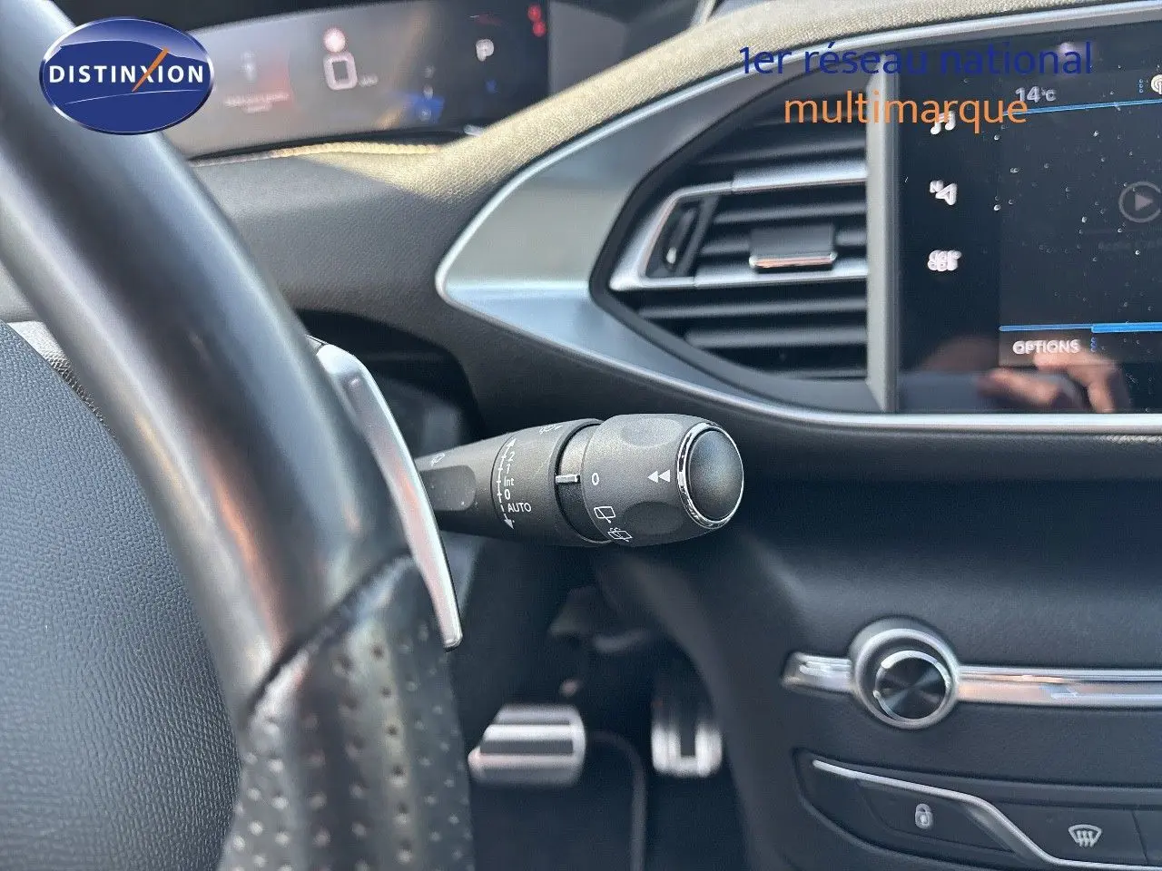 Gros plan sur la commande d'essuie-glace et partie du tableau de bord noir de la Peugeot 308 GT 2021.