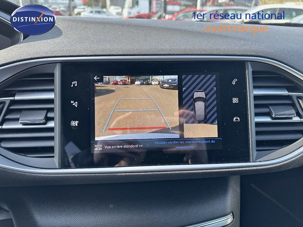 Écran central affichant la caméra de recul et la vue 360° dans une Peugeot 308 blanche nacrée de 2021.