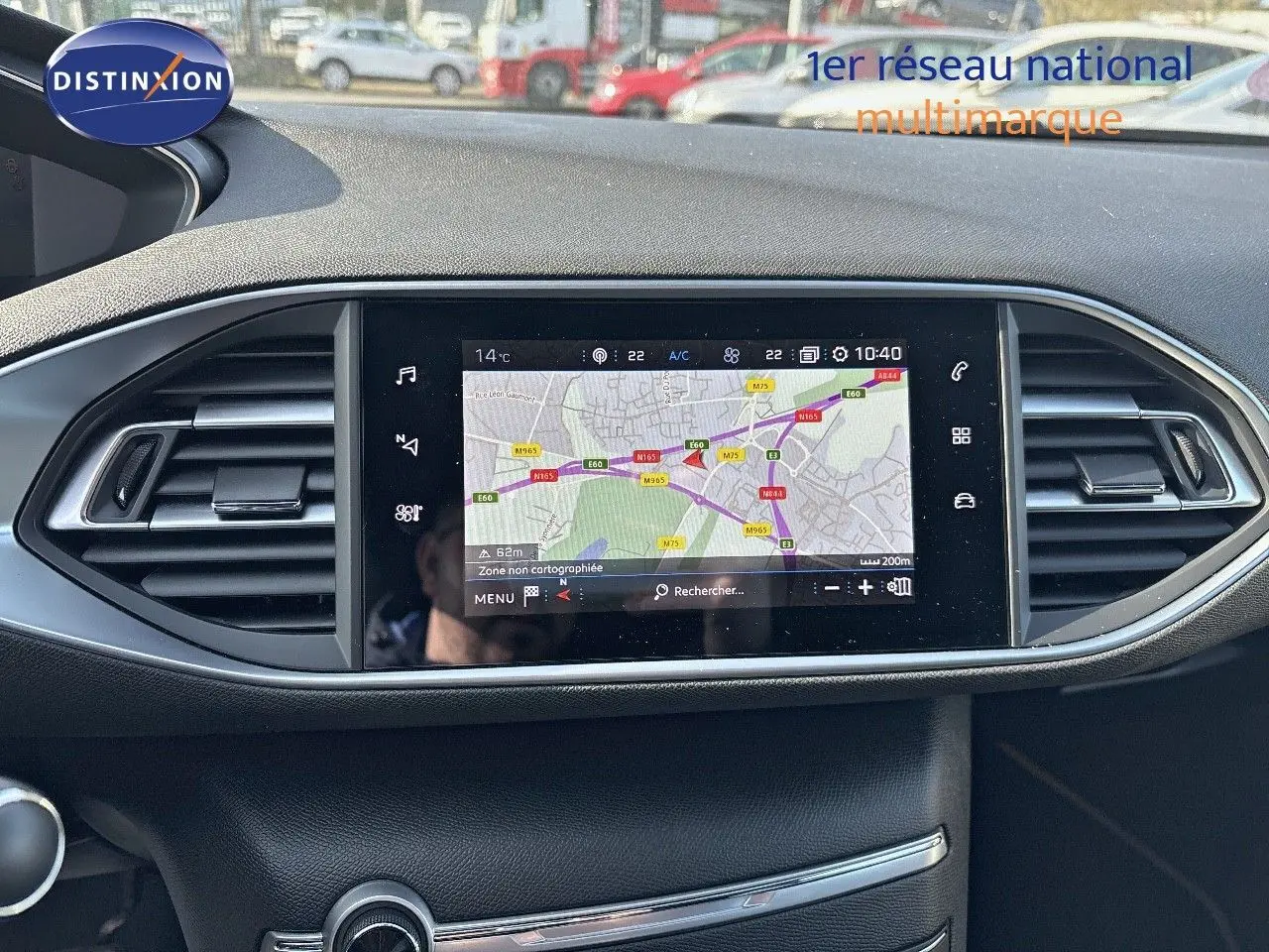 Tableau de bord de Peugeot 308 blanc nacré 2021, vue frontale centrée sur l'écran GPS tactile et les aérateurs.