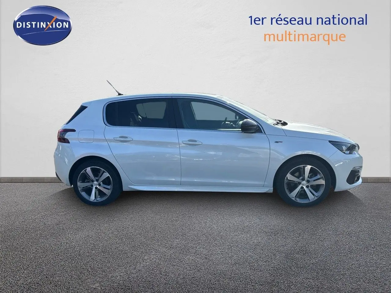Profil droit d'une Peugeot 308 blanc nacré 5 portes, version GT, avec jantes alliage et vitres teintées.