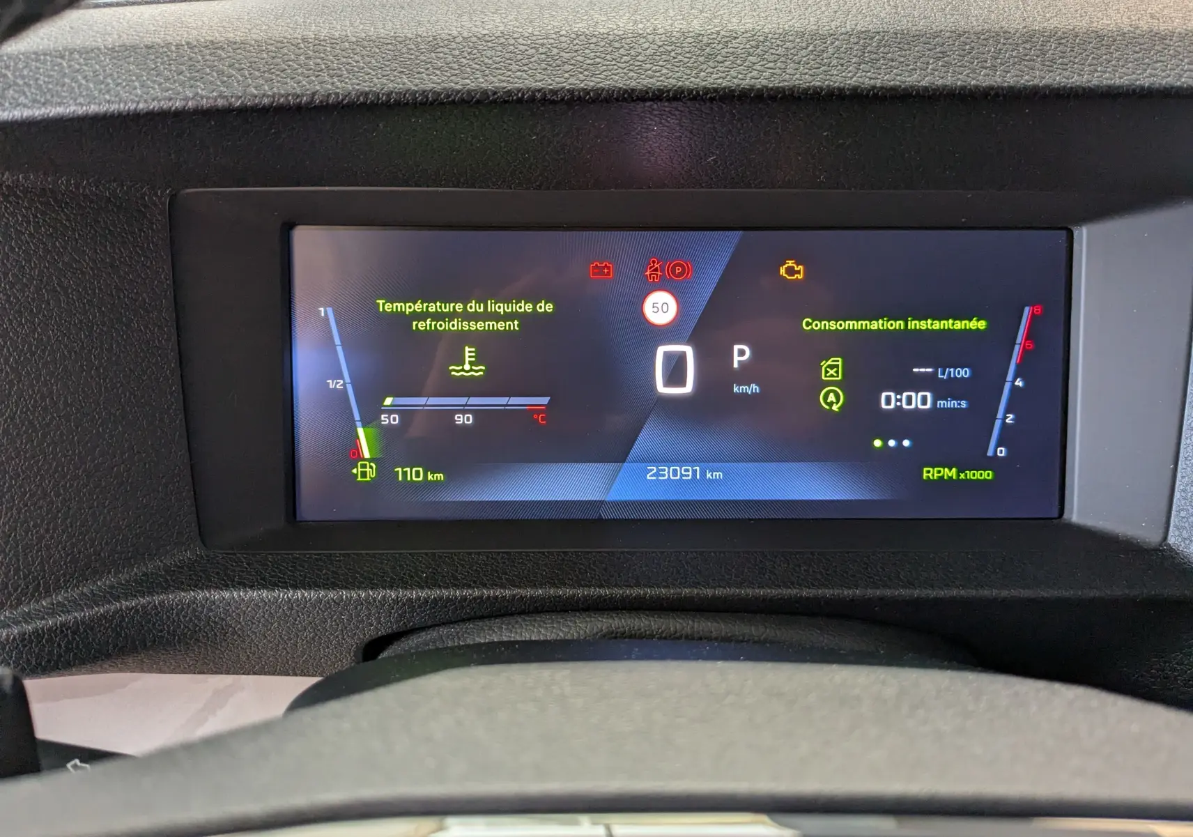 Affichage numérique du tableau de bord du Peugeot Expert Fourgon M 180 EAT8 montrant la vitesse à 0 km/h et divers indicateurs.