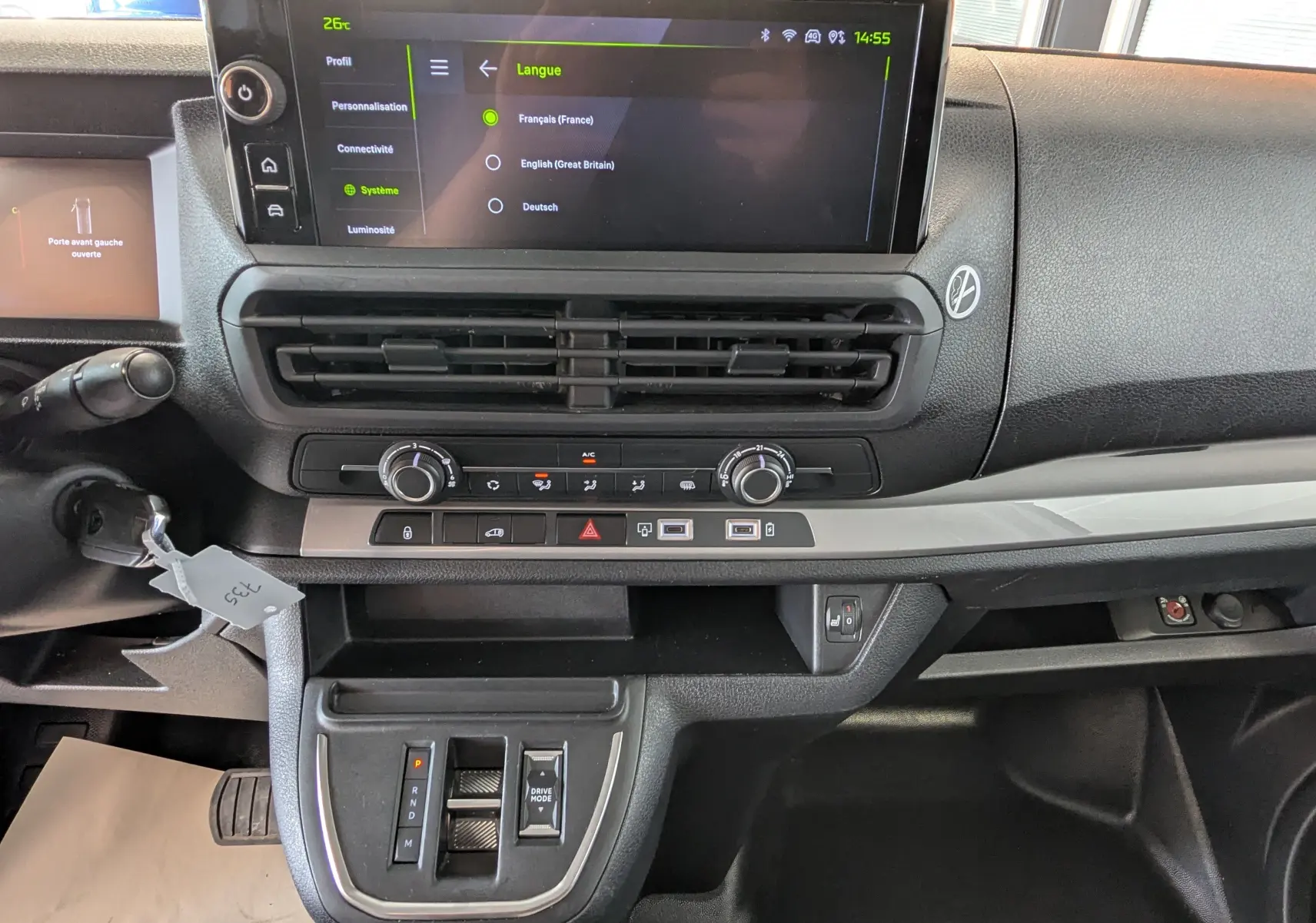 Vue rapprochée du tableau de bord du Peugeot Expert Fourgon blanc 2024, avec écran tactile et commandes climatisation.