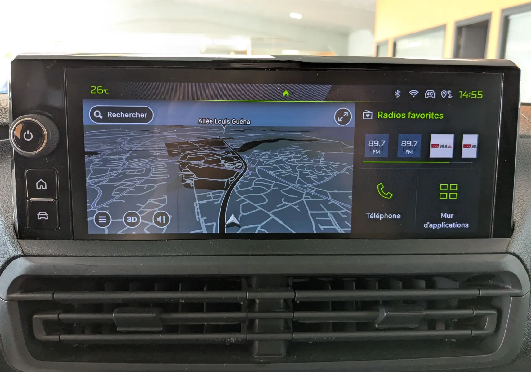 Écran tactile central du Peugeot Expert Fourgon M 180 EAT8 2024 affichant la navigation GPS et les radios favorites.