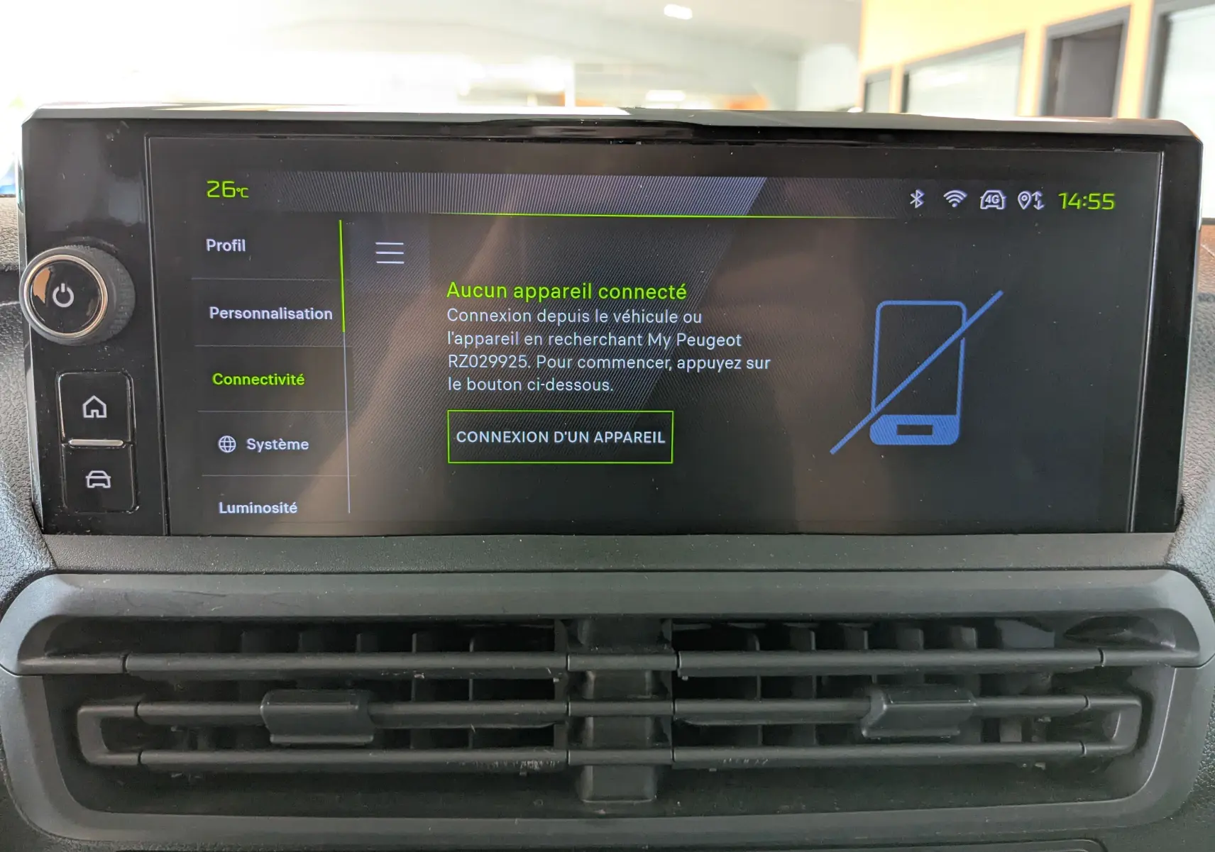 Écran tactile central du Peugeot Expert Fourgon blanc 2024 affichant le menu de connectivité sans appareil connecté.