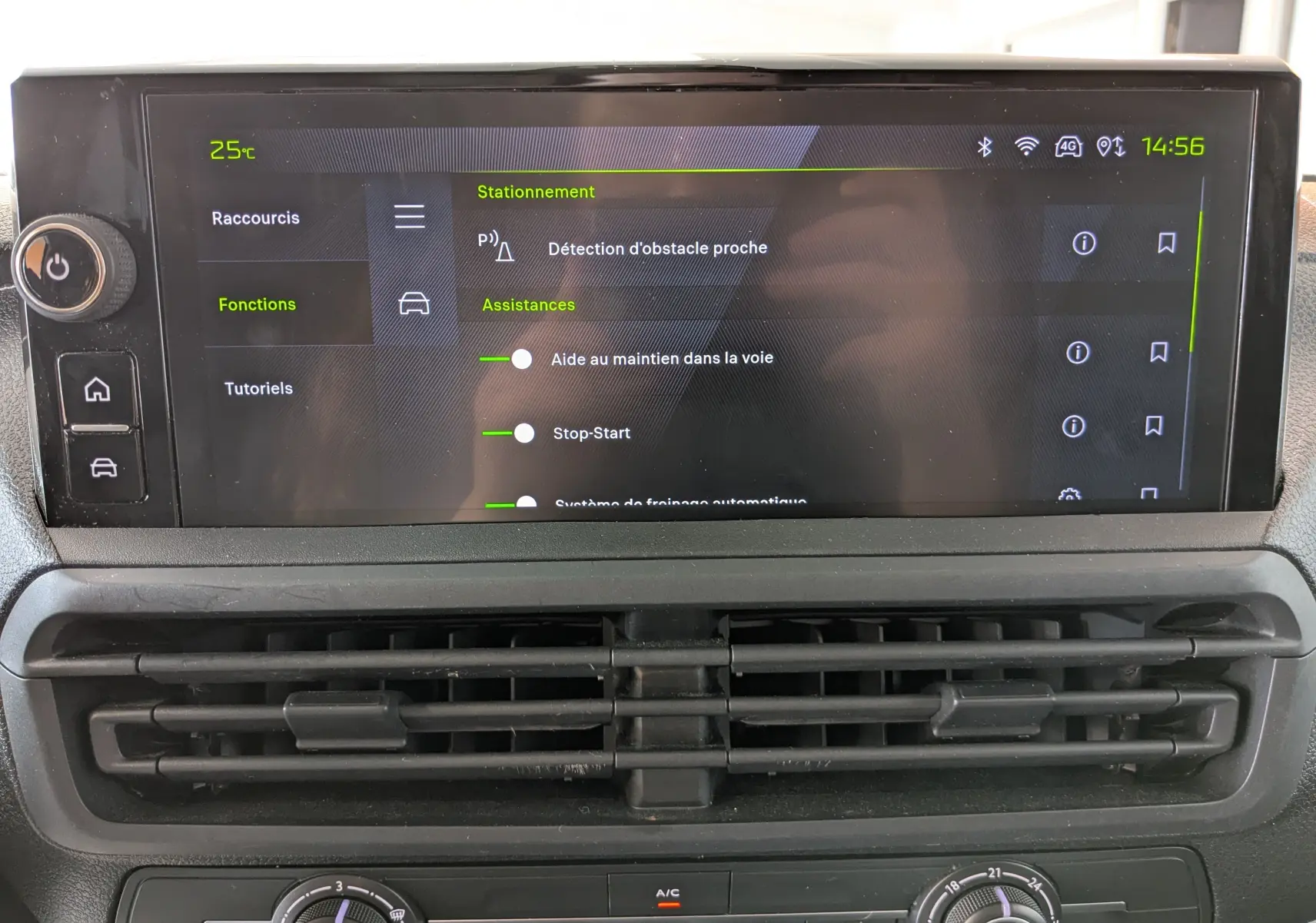 Écran tactile central du Peugeot Expert Fourgon blanc 2024 montrant les réglages d'assistance à la conduite.