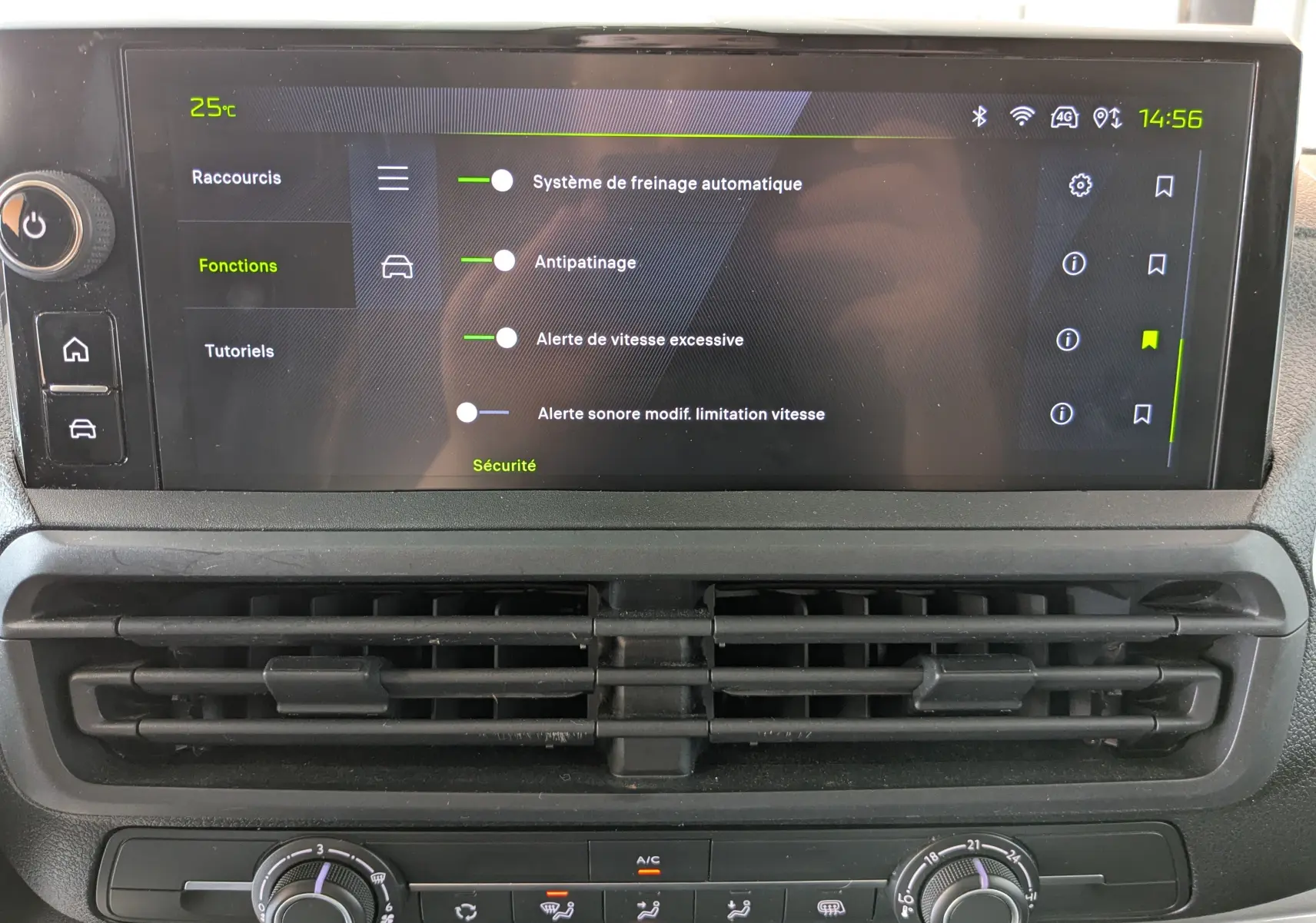 Écran tactile central du Peugeot Expert Fourgon 2024 affichant les réglages de sécurité et ventilation noire.