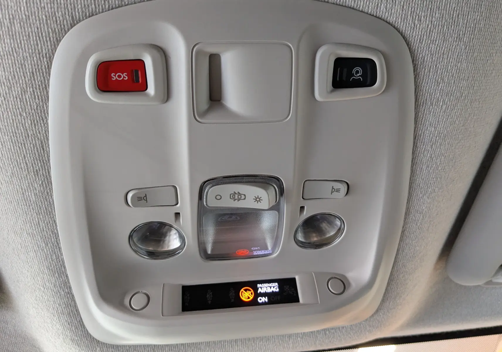 Vue en gros plan du panneau de commande intérieur blanc avec boutons SOS et éclairage dans un Peugeot Expert Fourgon blanc 2024.