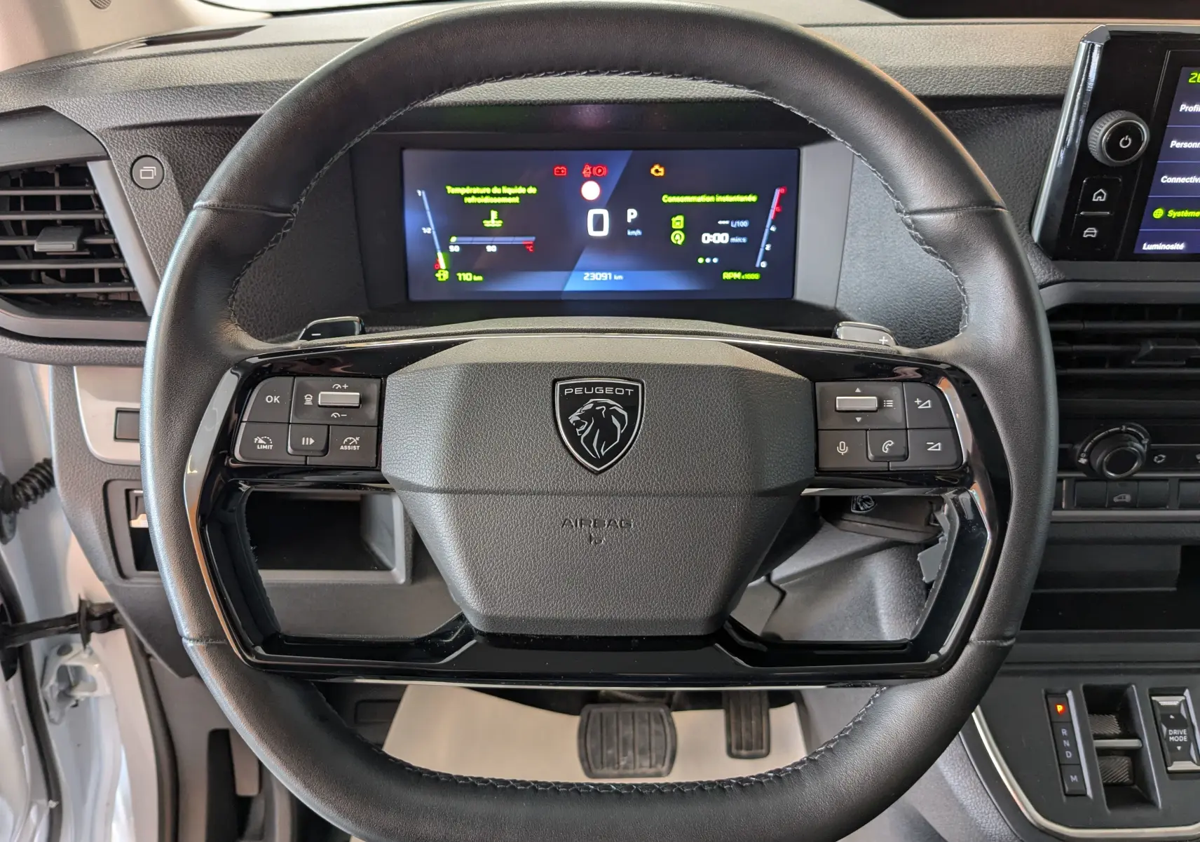 Vue rapprochée du volant cuir noir du Peugeot Expert Fourgon M 180 EAT8 2024 avec tableau de bord numérique.