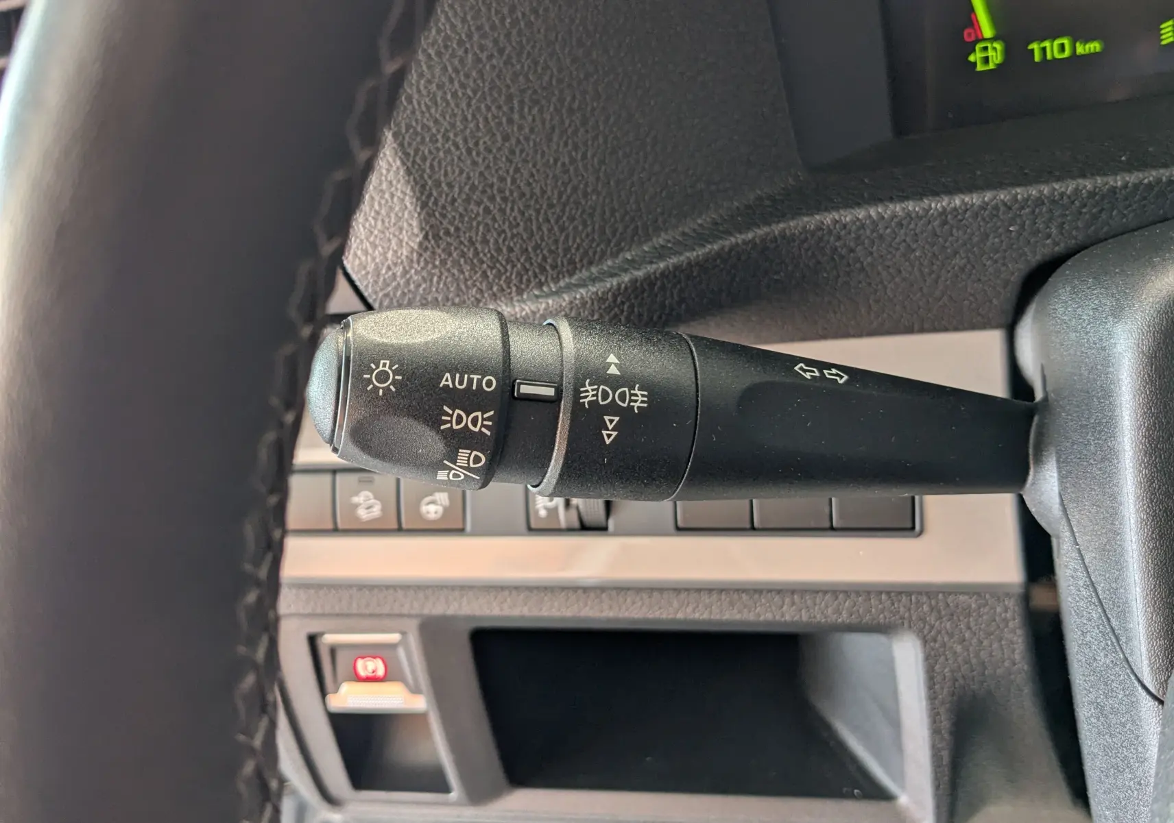 Gros plan sur la commande des feux automatiques à gauche du volant du Peugeot Expert Fourgon blanc 2024.