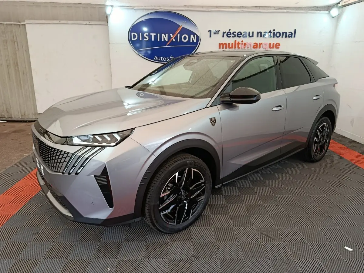 Peugeot 3008 gris clair en 3/4 avant droit, avec calandre distinctive et jantes noires brillantes.